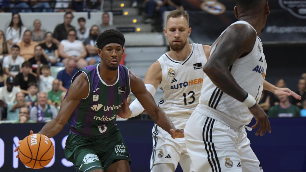 Kameron Taylor (i), del Unicaja Málaga, ante Musa (d), del Real Madrid durante la Final de la Supercopa Endesa 2024