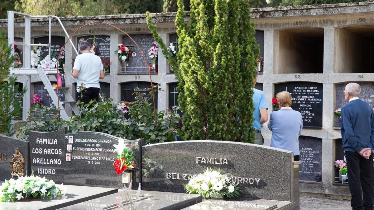 Preparativos para Todos los Santos en el cementerio de Pamplona. Foto: Patxi Cascante