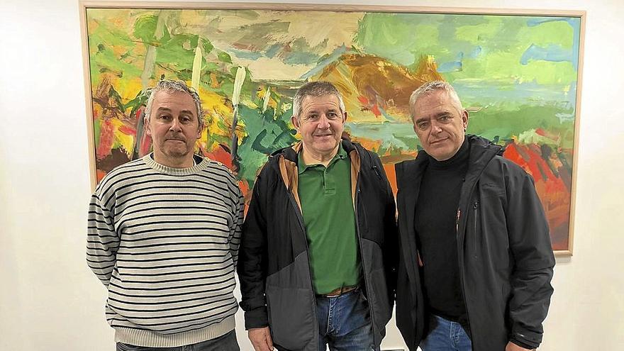 Elola, en el centro, junto a Asier Oñaederra y Xabier Euzkitze, de la Asociación Saharautz. | FOTO: ZARAUZKO UDALA