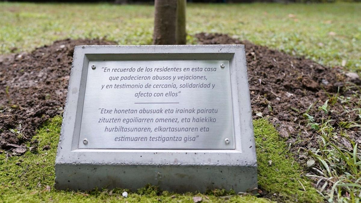 Una placa colocada bajo una encina recuerda a los menores víctimas de abusos en la Casa de la Misericordia en Bilbao.