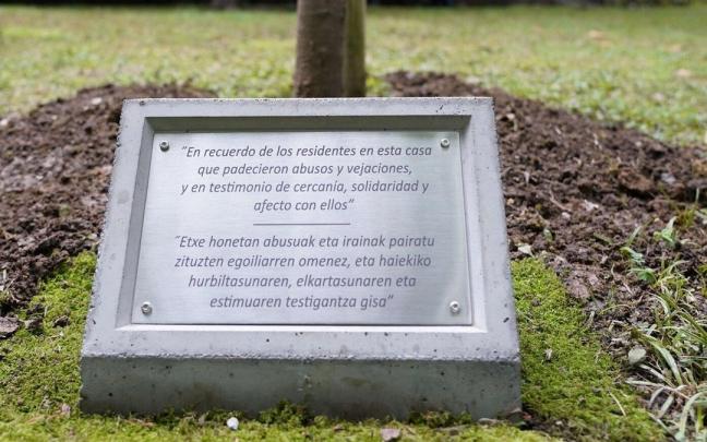 Una placa colocada bajo una encina recuerda a los menores víctimas de abusos en la Casa de la Misericordia en Bilbao.