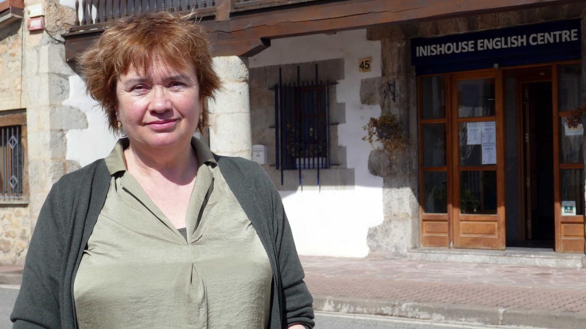 Aisling O’Donovan en la puerta su centro de inglés, en el corazón de Lekunberri.