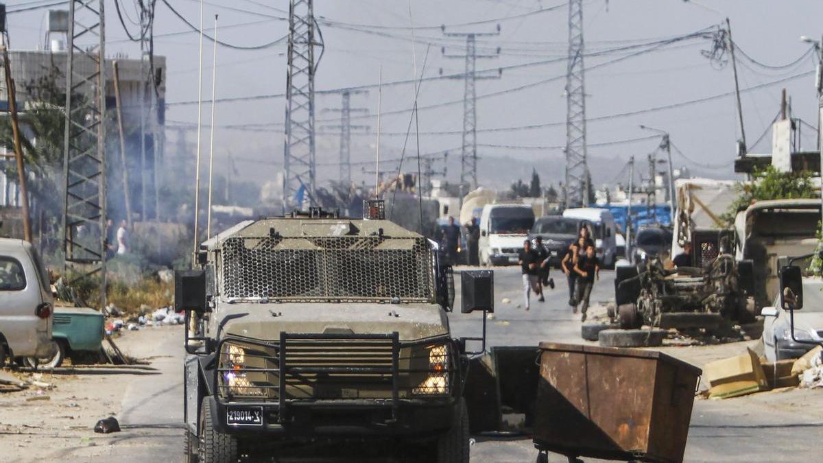 Un vehículo militar israelí patrulla por las calles de Cisjordania.