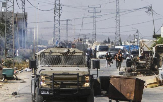 Un vehículo militar israelí patrulla por las calles de Cisjordania. Un vehículo militar israelí patrulla por las calles de Cisjordania.