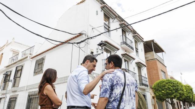 El presidente de la Junta de Andalucía, Juanma Moreno, con afectados por los seísmos en Granada.