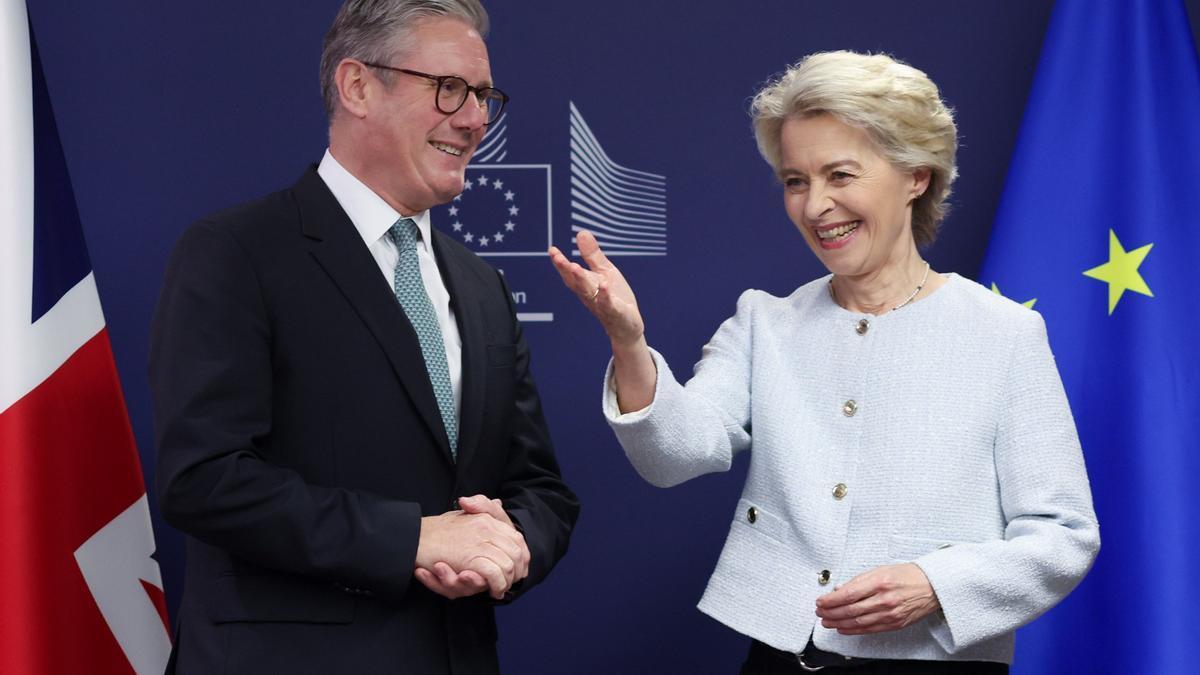 Keir Starmer y Ursula von der Leyen, ayer, en su primera reunión en Bruselas.