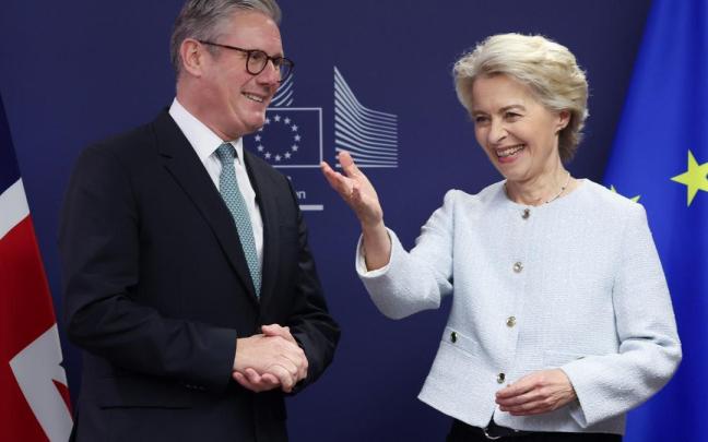 Keir Starmer y Ursula von der Leyen, ayer, en su primera reunión en Bruselas.