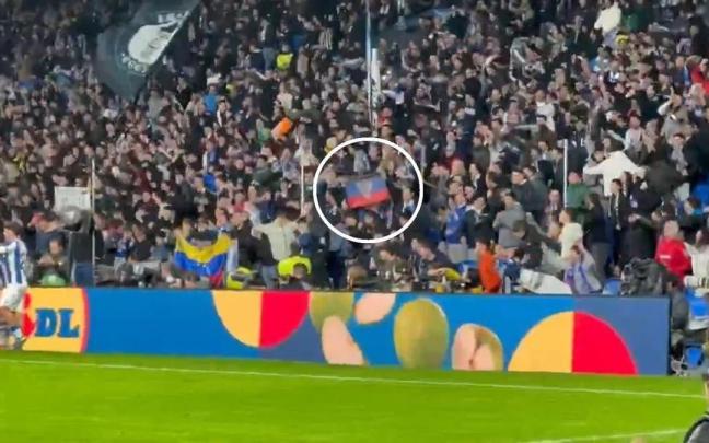 Bandera de la República Popular de Donetsk en Anoeta, durante el Real Sociedad Dinamo de Kiev. / ZORYALONDONSK