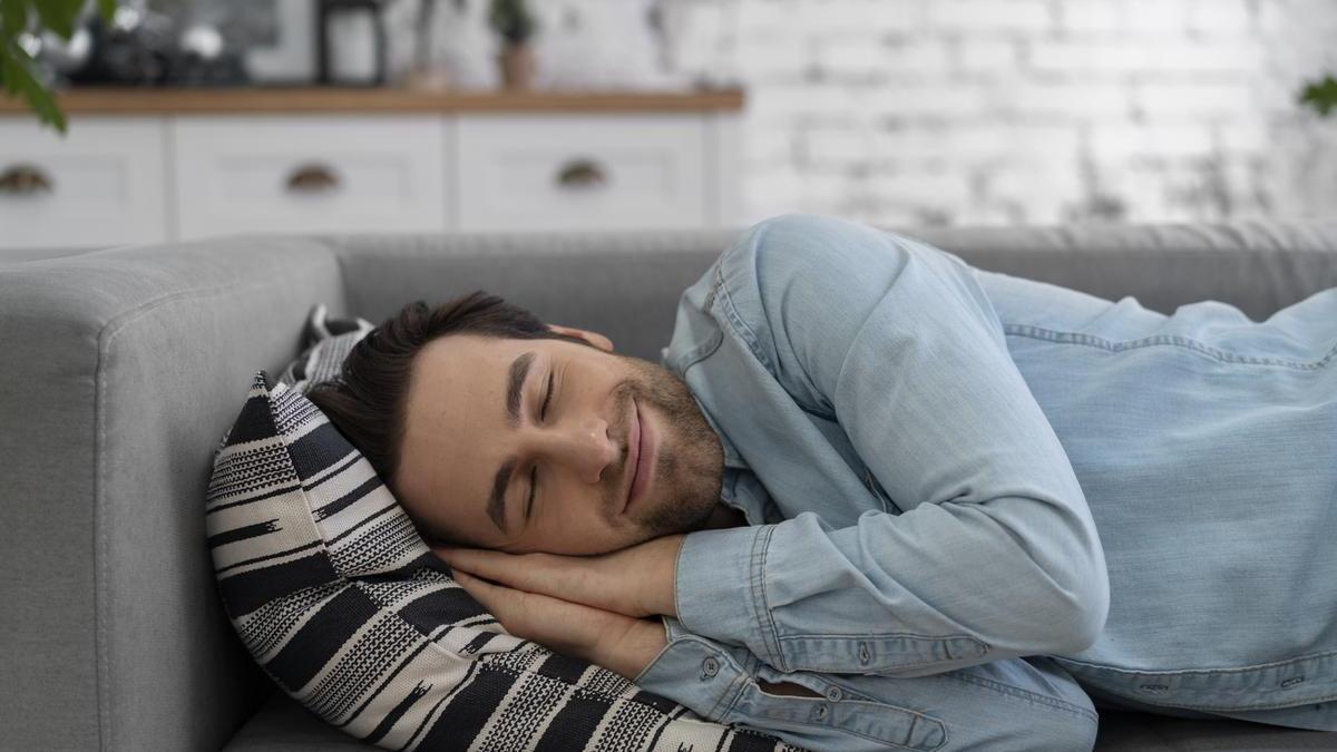 La siesta es un breve descanso que ayuda a recuperar energía y mejorar la función cognitiva.
