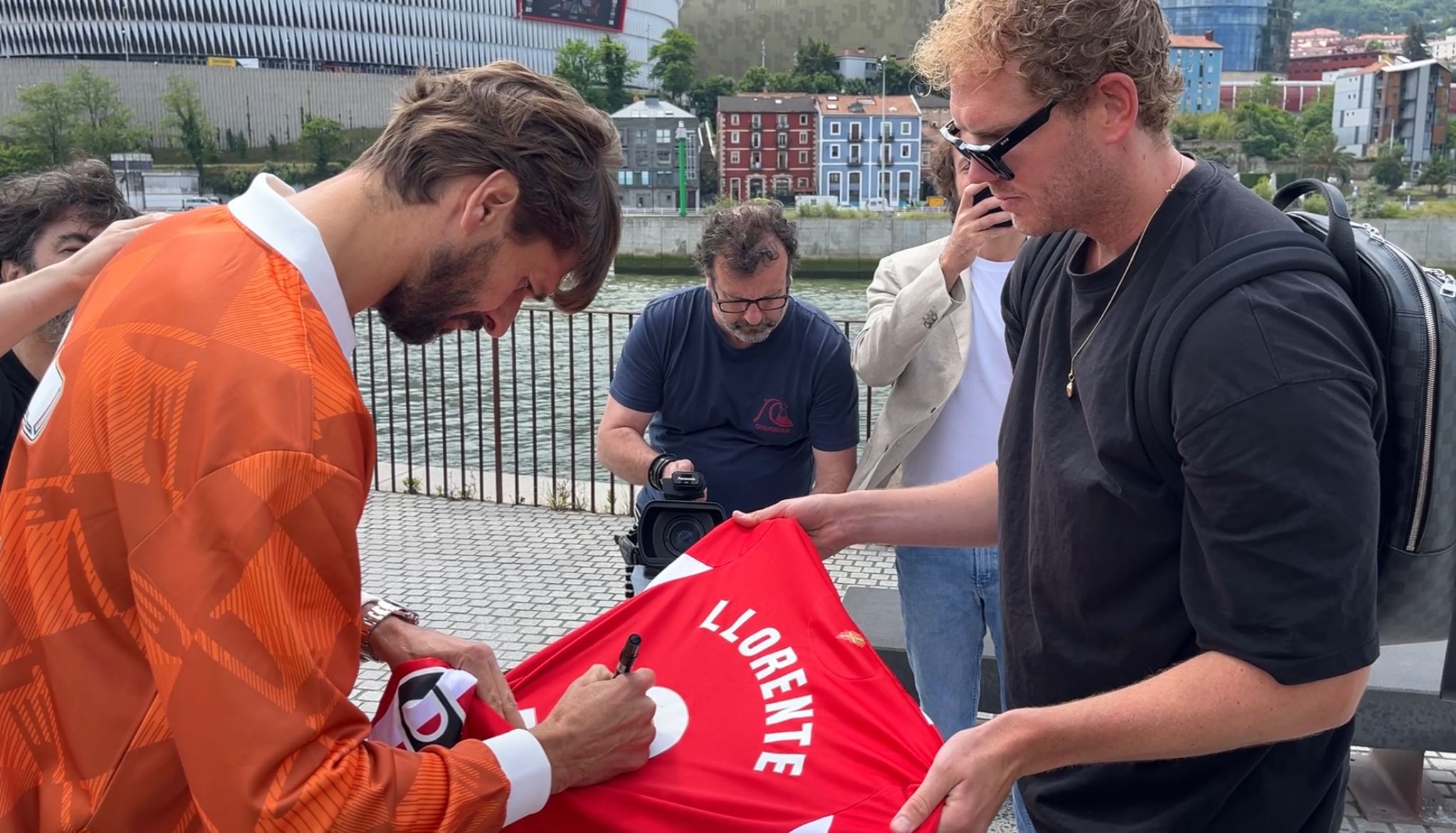 Fernando Llorente estampa este mediodía su autógrafo en un camiseta que lleva su nombre