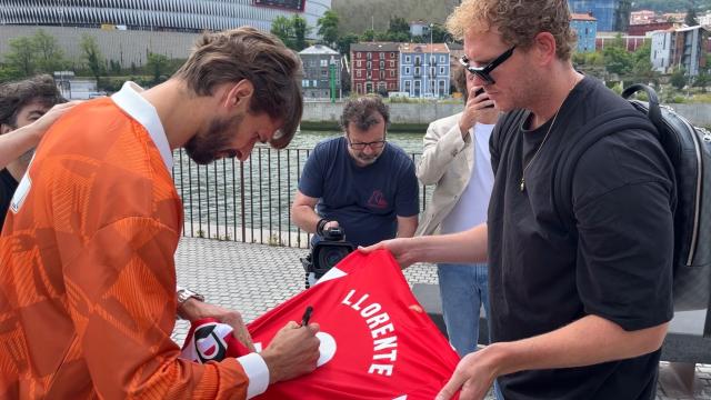 Fernando Llorente estampa este mediodía su autógrafo en un camiseta que lleva su nombre Fernando Llorente estampa este mediodía su autógrafo en un camiseta que lleva su nombre