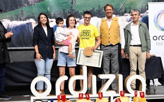 Julen Arburua y su familia, de la quesería Kortaria de Lekaroz, con la diputada Azahara Domínguez, el concejal Jon Ander Caballero y el diputado Xabier Arruti