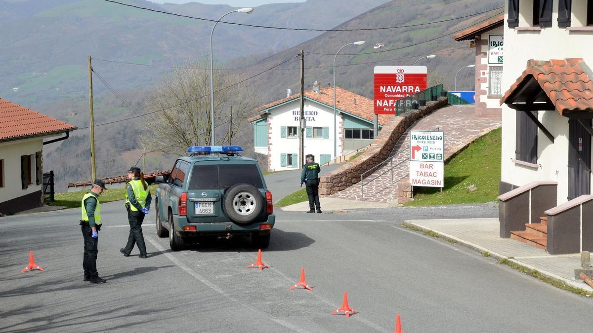 Agentes de la Guardia Civil, en un control de carretera en la muga, durante el estado de alarma decretado por la pandemia de coronavirus. Foto: Ondikol