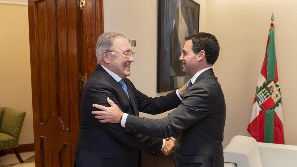 Imanol Pradales recibe a José Antonio Jainaga.