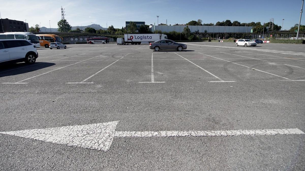 Suelo del parking de Ficoba donde están previstos proyectos de nuevas instalaciones deportivas