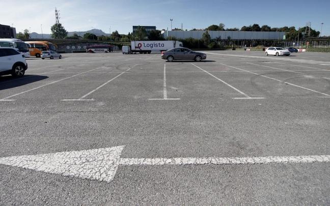 Suelo del parking de Ficoba donde están previstos proyectos de nuevas instalaciones deportivas