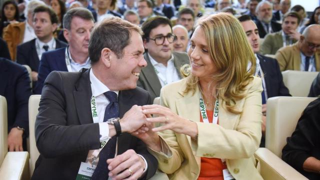 Gerardo Cueva y Ángela de Miguel se saludan durante la Asamblea General Electoral de Cepyme. / EP Gerardo Cueva y Ángela de Miguel se saludan durante la Asamblea General Electoral de Cepyme.