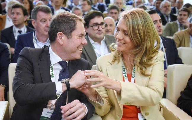 Gerardo Cueva y Ángela de Miguel se saludan durante la Asamblea General Electoral de Cepyme. / EP Gerardo Cueva y Ángela de Miguel se saludan durante la Asamblea General Electoral de Cepyme.