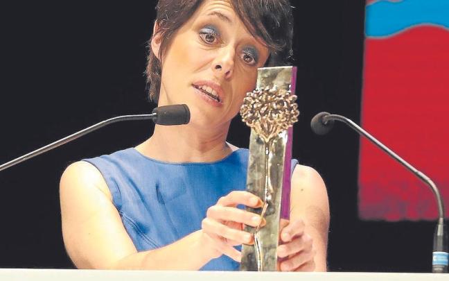 Estibaliz Urresola recoge la Biznaga de Oro a la mejor película española en Málaga. | FOTO: EFE Estibaliz Urresola recoge la Biznaga de Oro a la mejor película española en Málaga. | FOTO: EFE