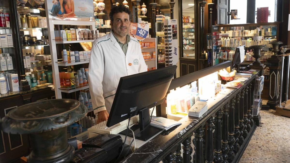 Iñigo Puente, en el interior de la farmacia, ubicada en el centro de Gasteiz.