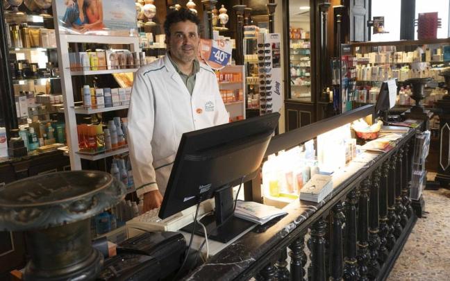 Iñigo Puente, en el interior de la farmacia, ubicada en el centro de Gasteiz.