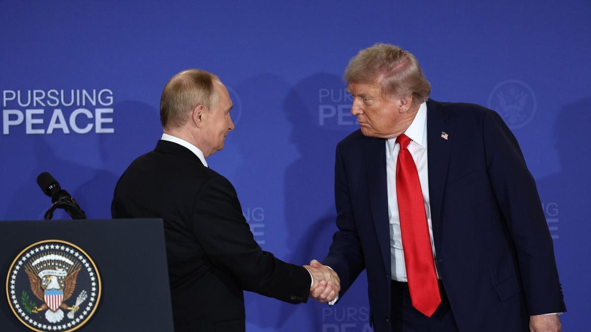 Putin y Trump durante el encuentro que mantuvieron en Alaska el pasado agosto.