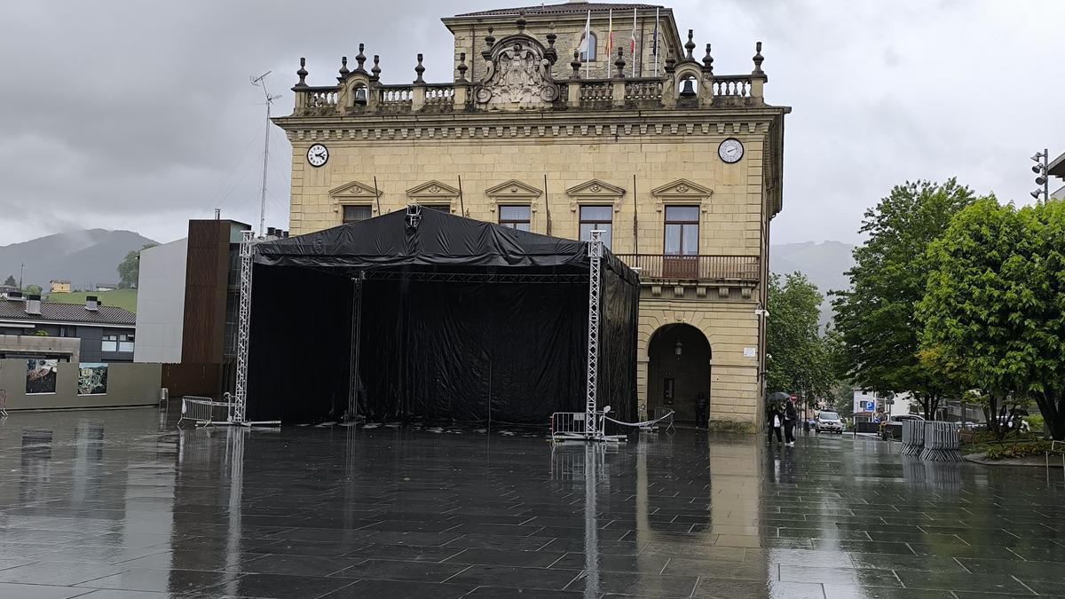 Montaje del escenario que acogerá los conciertos en la Plaza San Juan