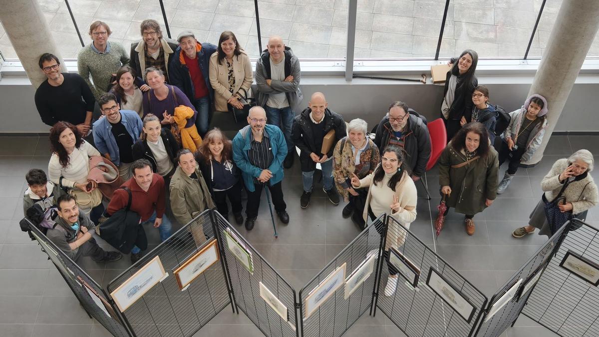 Foto de algunas de las personas que integran la asociación UKKE, durante la exposición de Antton Anuncibay, organizada en el Espacio Palmera Montero. Foto: N.G.