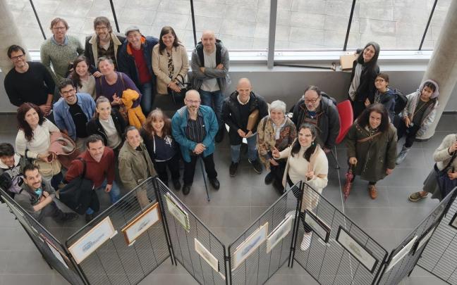Foto de algunas de las personas que integran la asociación UKKE, durante la exposición de Antton Anuncibay, organizada en el Espacio Palmera Montero. Foto: N.G.