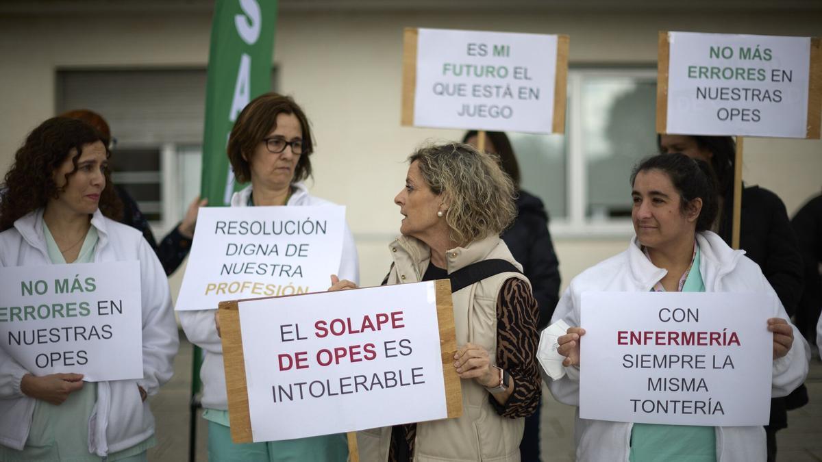 Enfermeras con carteles, en la concentración convocada por Satse.