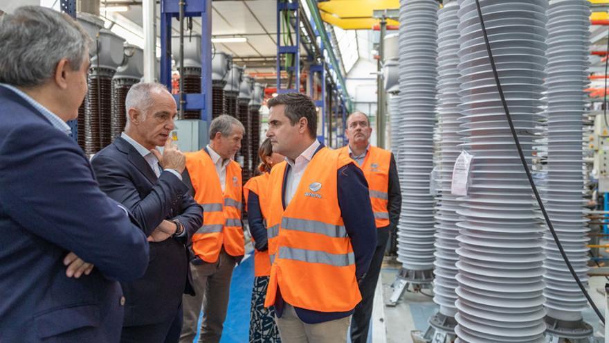 Mikel Jauregi, consejero de Industria, visita Arteche, empresa familiar vasca convertida en referente mundial en el sector eléctrico.