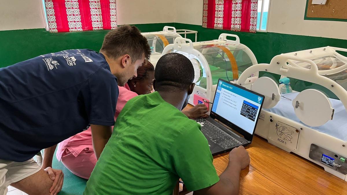 Dos sanitarios reciben formación sobre las nuevas incubadoras.