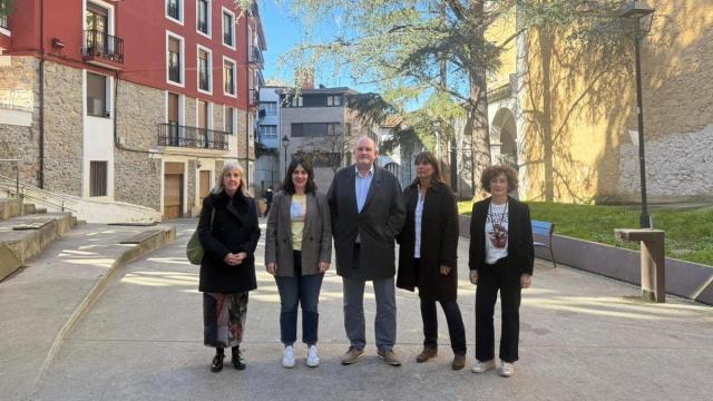Representantes del Ayuntamiento de Elgoibar, Danobatgroup y Nuala Elkartea, durante la presentación del proyecto.