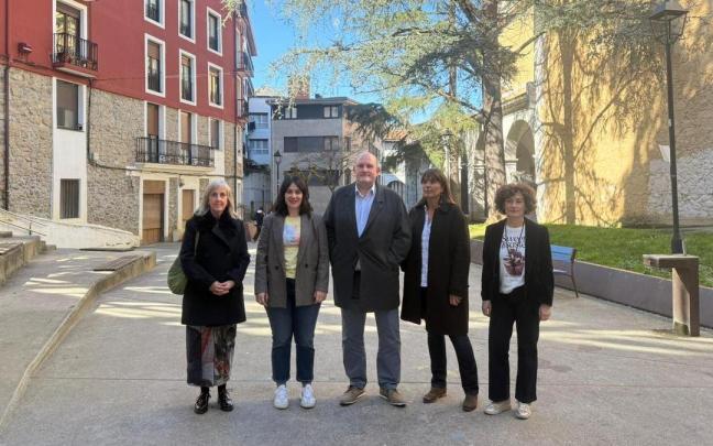 Representantes del Ayuntamiento de Elgoibar, Danobatgroup y Nuala Elkartea, durante la presentación del proyecto.