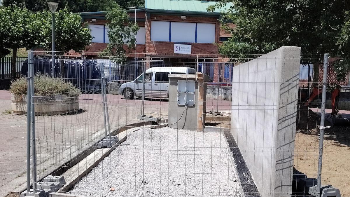 El punto para limpiar bicicletas que se está habilitando junto al polideportivo de Musakola.