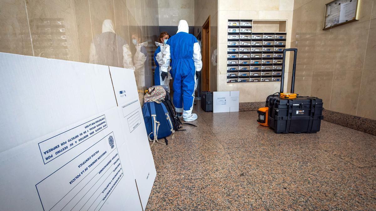 Agentes de la Policía científica recogen pruebas en el lugar de los hechos.