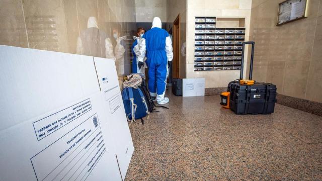 Agentes de la Policía científica recogen pruebas en el lugar de los hechos.