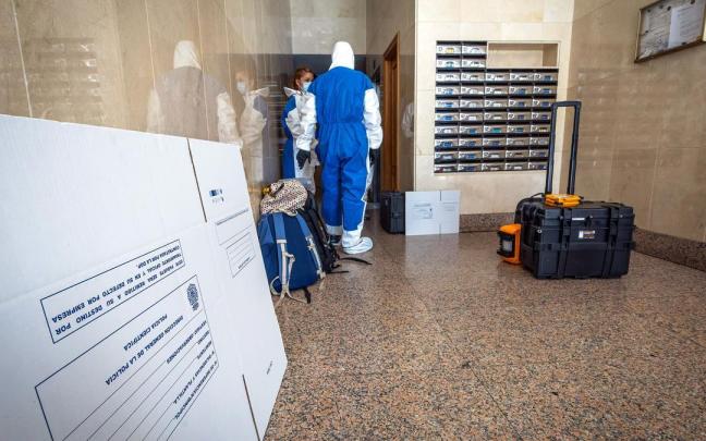 Agentes de la Policía científica recogen pruebas en el lugar de los hechos.