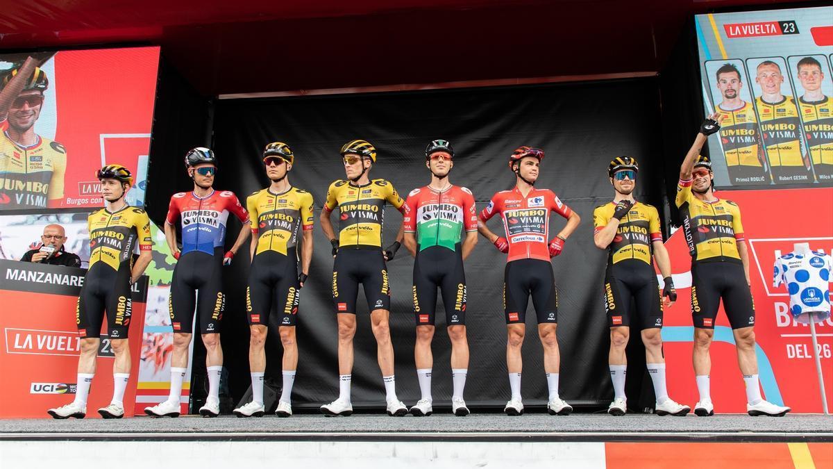 El ciclista líder de la carrera, Sepp Kuss, junto a los miembros de su equipo Jumbo Visma