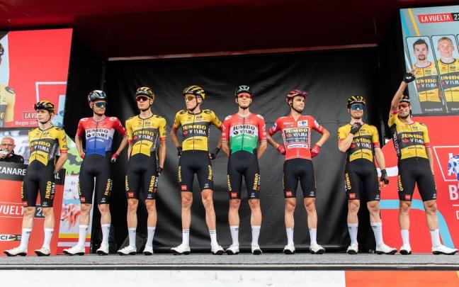 El ciclista líder de la carrera, Sepp Kuss, junto a los miembros de su equipo Jumbo Visma El ciclista líder de la carrera, Sepp Kuss, junto a los miembros de su equipo Jumbo Visma