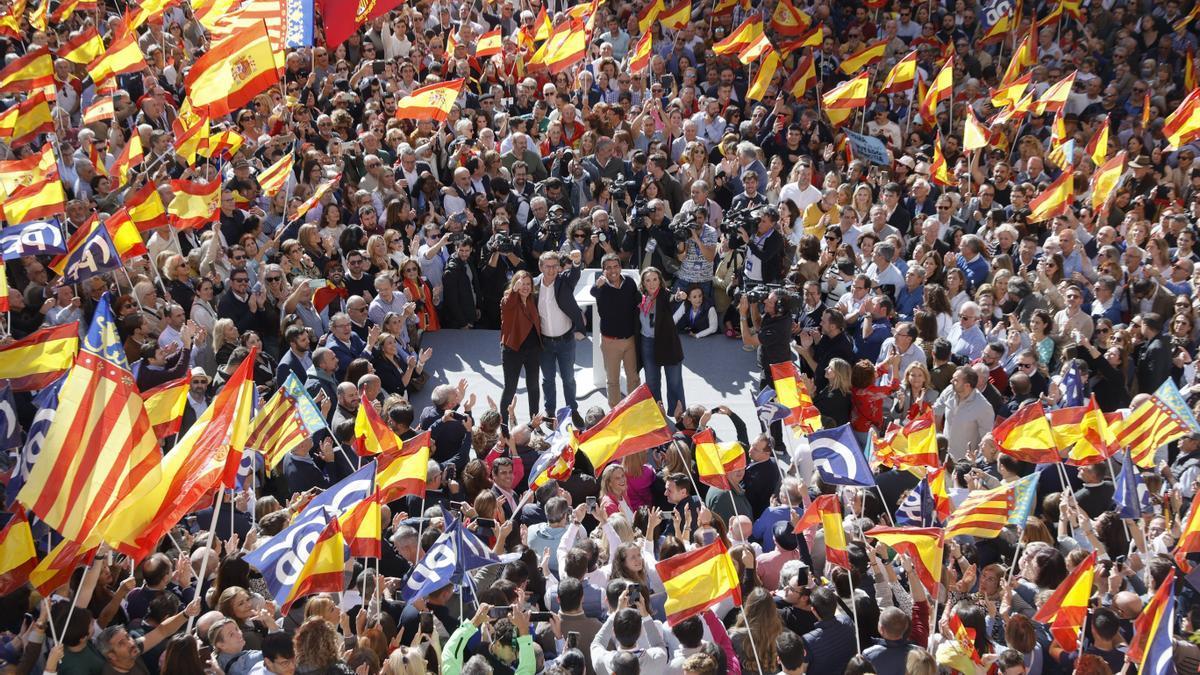 Alberto Núñez Feijóo, en el centro junto a dirigentes del PP, en la manifestación contra la amnistía del ‘procés’ celebrada este domingo en Valencia.