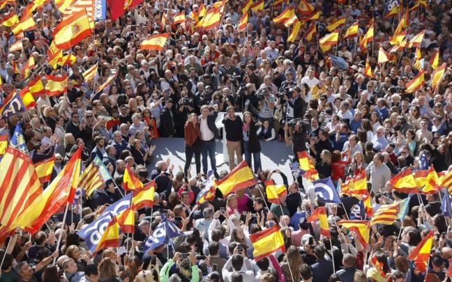 Alberto Núñez Feijóo, en el centro junto a dirigentes del PP, en la manifestación contra la amnistía del ‘procés’ celebrada este domingo en Valencia.