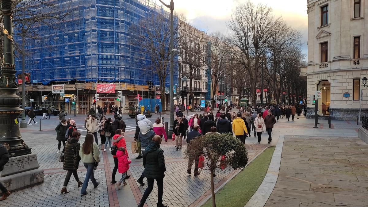 Consumidores por la zona Comercial de la Gran Vía bilbaína