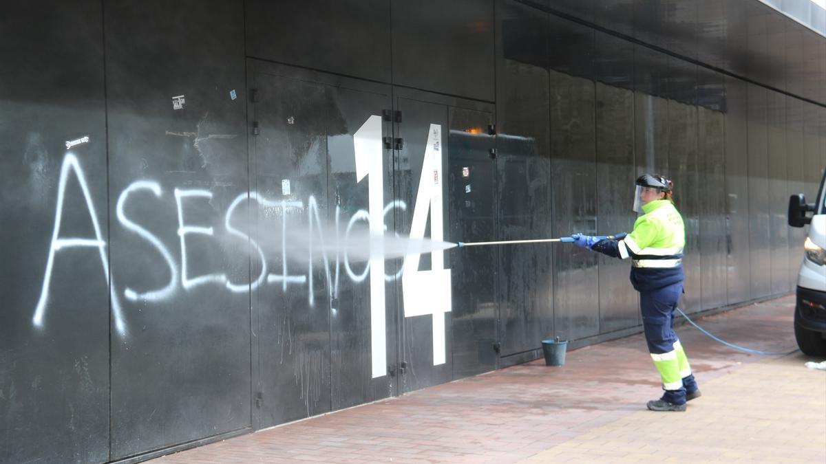 Limpieza de las pintadas que aparecieron en el estadio de El Plantío, donde se podía leer 'Asesinos'.