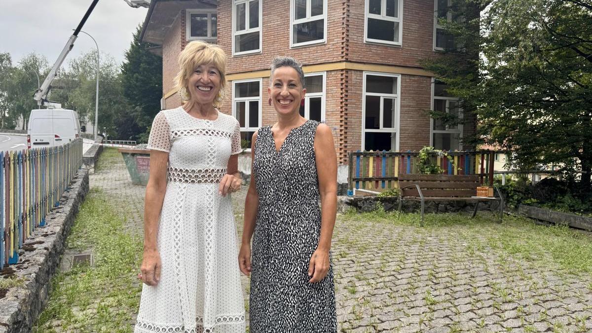 Arantxa Aldalur, técnica de Educación, e Irune Urbieta, concejala de Educación.