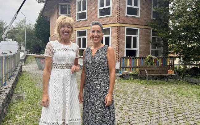Arantxa Aldalur, técnica de Educación, e Irune Urbieta, concejala de Educación.