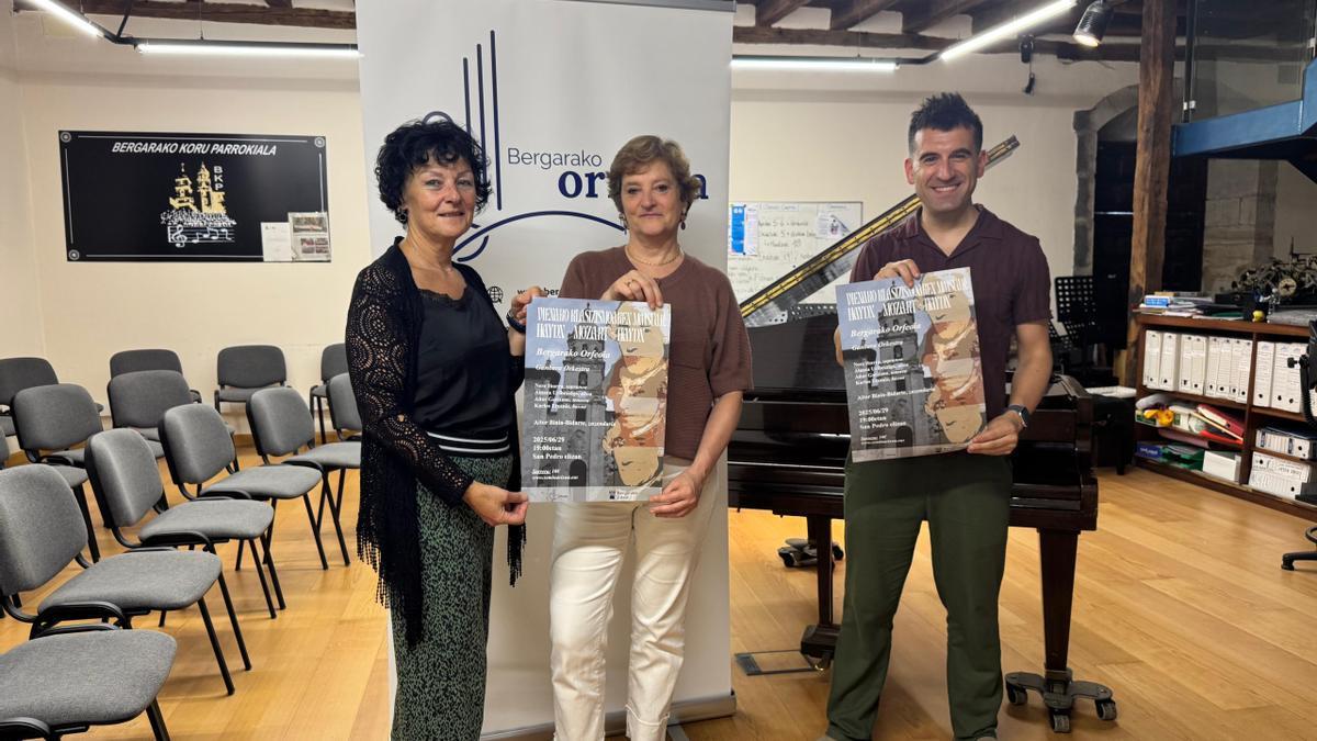 El director Aitor Biain acompañado de dos cantoras e integrantes de la directiva del Orfeón en la presentación del programa.