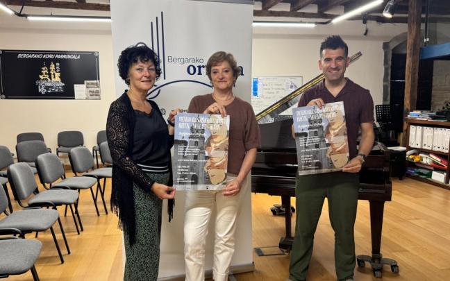 El director Aitor Biain acompañado de dos cantoras e integrantes de la directiva del Orfeón en la presentación del programa. / O.B. El director Aitor Biain acompañado de dos cantoras e integrantes de la directiva del Orfeón en la presentación del programa.