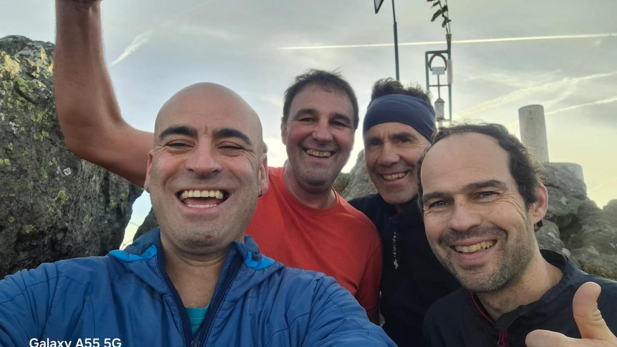 'Txelu', en la cima de Karakate junto a Iban Fernández y otros montañeros con los que dio la vuelta en una de las jornadas de su desafio