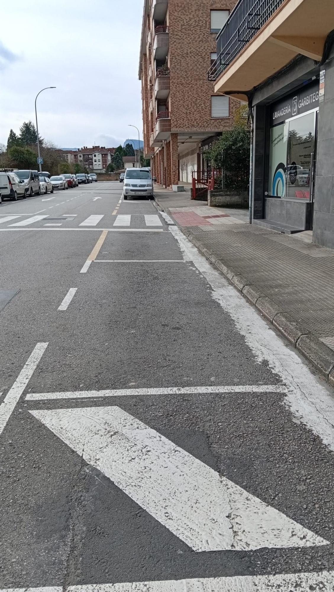 Marcas viales en el entorno de Boriñaur en Amurrio